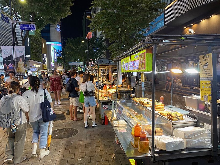 明洞夜晚熱鬧的街邊小吃與招牌